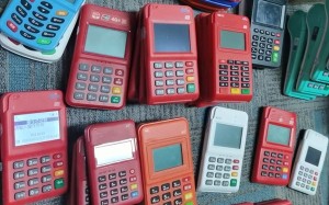 pos机刷10万手续费扣多少，什么时候到账？